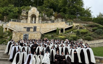 Dzisiaj w Sanktuarium Matki bożej Szkaplerznej w Czernej świętowałyśmy Imieniny Naszej Kochanej Matki Wiktorii. Uroczystość ta zgromadziła ponad sto sióstr naszego Zgromadzenia. Wspólne chwile na Eucharystii i w siostrzanym gronie ubogaciły nas nawzajem. Najdroższej Matce Wiktorii życzymy wielu łask od Jezusa Oblubieńca.