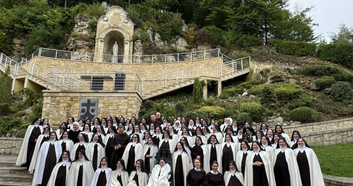 Dzisiaj w Sanktuarium Matki bożej Szkaplerznej w Czernej świętowałyśmy Imieniny Naszej Kochanej Matki Wiktorii. Uroczystość ta zgromadziła ponad sto sióstr naszego Zgromadzenia. Wspólne chwile na Eucharystii i w siostrzanym gronie ubogaciły nas nawzajem. Najdroższej Matce Wiktorii życzymy wielu łask od Jezusa Oblubieńca.